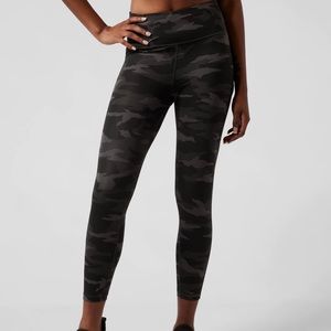 Athleta Ultimate Stash Pocket Camo 7/8 Tight, Black, Small